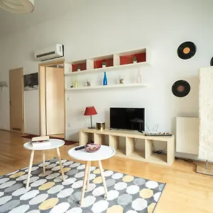 hollo14-apartment-at-gozsdu.inbudapesthotels.com/